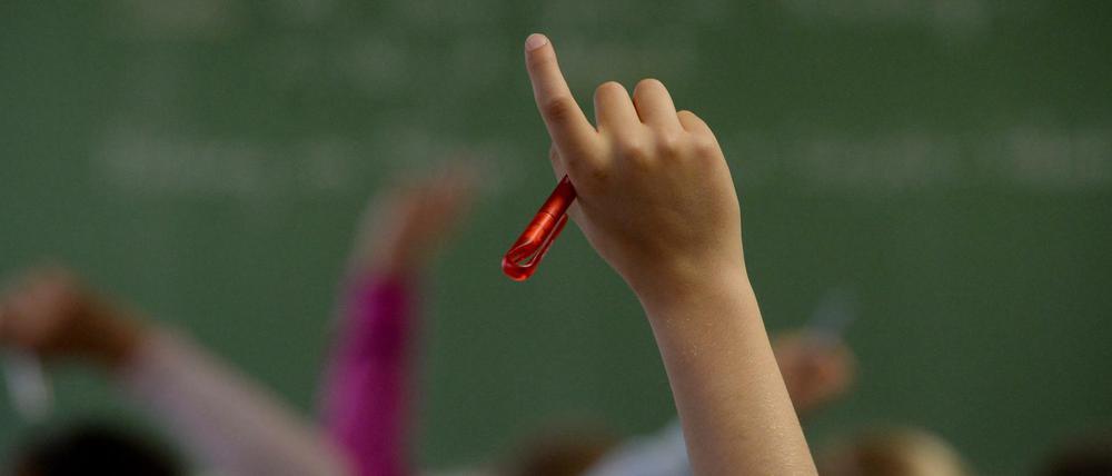 Fingerzeig. Berlins Politiker reden gerne über Bildung. Das Thema selbst verantworten will aber niemand.