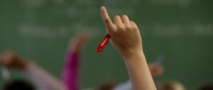 Fingerzeig. Berlins Politiker reden gerne über Bildung. Das Thema selbst verantworten will aber niemand.