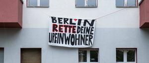 Ein Protest-Plakat hängt von einem Balkon. 