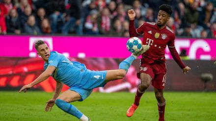 Alles Ball! Nico Schlotterbeck rettet unorthodox vor Kingsley Coman.
