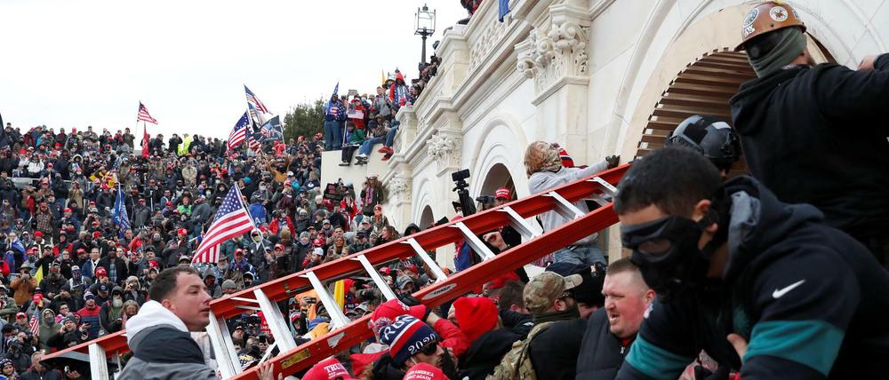 Pro-Trump Demonstranten stürmen das US-Kapitol. (Archivbild, 06.01.2021) 