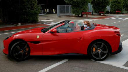 Ein Ferrari auf der Straße (Schmuckbild).