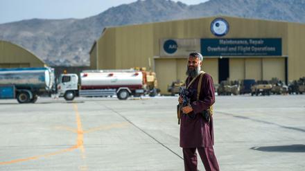 Ein Taliban-Kämpfer am Flughafen von Kabul (Archivbild vom August 2021)