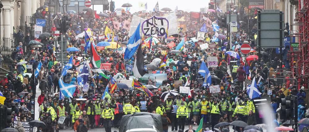 Demonstranten nehmen an einem von der „COP26 Coalition“ organisierten Protestmarsch in Glasgow teil und fordern globale Klimagerechtigkeit.