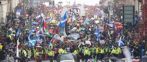 Demonstranten nehmen an einem von der „COP26 Coalition“ organisierten Protestmarsch in Glasgow teil und fordern globale Klimagerechtigkeit.