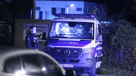Einsatzkräfte der Polizei sperren den Tatort in Aschersleben ab, wo die Leiche einer vermissten 14-jährigen gefunden wurde.