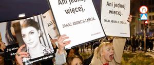 Nach dem Tod einer schwangeren Frau protestieren Tausende Menschen in Polen. „Nicht eine Einzige mehr“ steht auf ihren Plakaten.