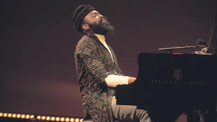 Spiritueller Charismatiker. Nduduzo Makhathini im Betonsaal des Silent Green.