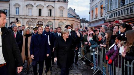 Bei ihrem Abschiedsbesuch in Frankreich wird Angela Merkel von vielen Schaulustigen begrüßt.