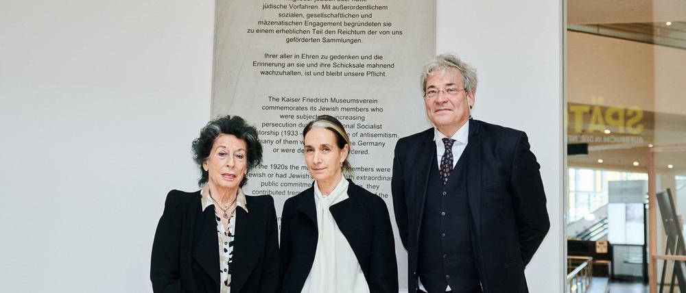 Publizistin Lea Rosh (l-r), Birgit Blass-Simmen, Vorsitzende des Kaiser Friedrich Museumsvereins und Architekt Thomas Albrecht vor der Erinnerungstafel in der Gemäldegalerie.