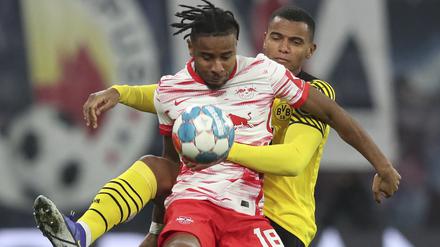 Intensives Duell - mit besserem Ausgang für Christopher Nkunku (vorne) und die Leipziger. 