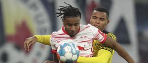 Intensives Duell - mit besserem Ausgang für Christopher Nkunku (vorne) und die Leipziger. 