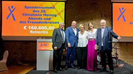Glücklich am Ende eines Spendenabends: (von links) Markus Herzog (Sohn von Christiane Herzog), Jörg Thadeusz, Doris Staab (Leiterin des Christiane-Herzog-Zentrums), Anne von Fallois und Klaus-Dieter Heinken.
