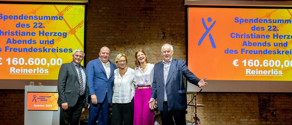 Glücklich am Ende eines Spendenabends: (von links) Markus Herzog (Sohn von Christiane Herzog), Jörg Thadeusz, Doris Staab (Leiterin des Christiane-Herzog-Zentrums), Anne von Fallois und Klaus-Dieter Heinken.