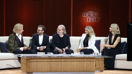 Zu Gast bei Thomas Gottschalk (v.l.n.r.): Die Abba-Mitglieder Björn Ulvaeus (2.v.l) und Benny Andersson, Sängerin Helene Fischer und Gottschalks Co-Moderatorin und Michelle Hunziker. 