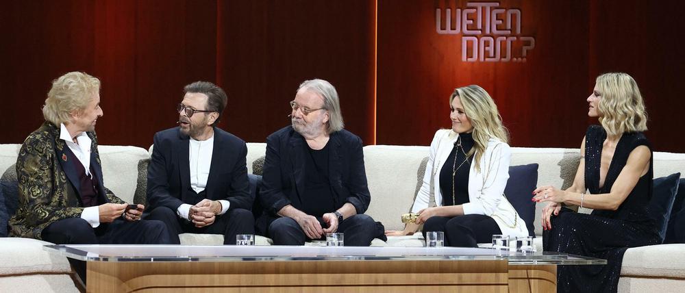 Zu Gast bei Thomas Gottschalk (v.l.n.r.): Die Abba-Mitglieder Björn Ulvaeus (2.v.l) und Benny Andersson, Sängerin Helene Fischer und Gottschalks Co-Moderatorin und Michelle Hunziker.