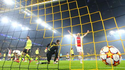 Der geht rein. Sebastien Haller trifft zum 2:1 für Ajax.