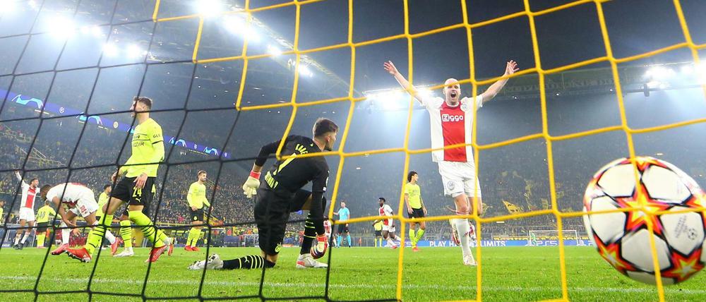 Der geht rein. Sebastien Haller trifft zum 2:1 für Ajax.