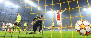 Der geht rein. Sebastien Haller trifft zum 2:1 für Ajax.