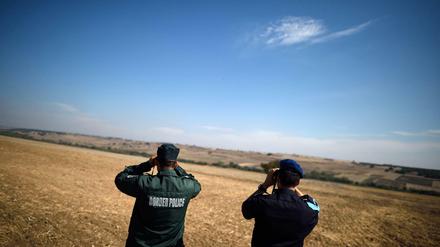 Zwei Beamte der europäischen Grenzschutzagentur Frontex beobachten die bulgarisch-türkische Grenze.