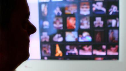 Ein Fahnder des Landeskriminalamtes Sachsen-Anhalt in Magdeburg sitzt vor einem Computerschirm mit kinderpornographischen Bildern (illustrierendes Archivfoto vom 09.01.2007).