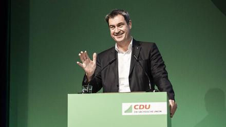 Markus Söder gibt sich als Klimavorkämpfer, will aber billigeres Benzin.