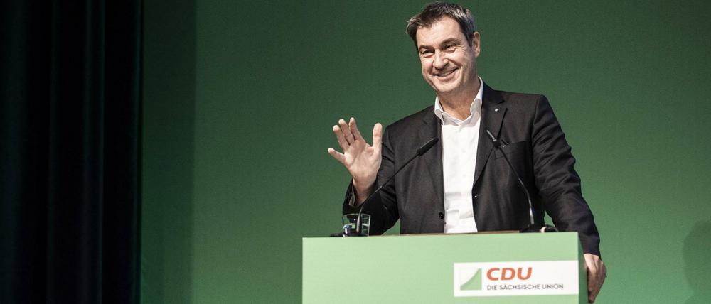 Markus Söder gibt sich als Klimavorkämpfer, will aber billigeres Benzin.