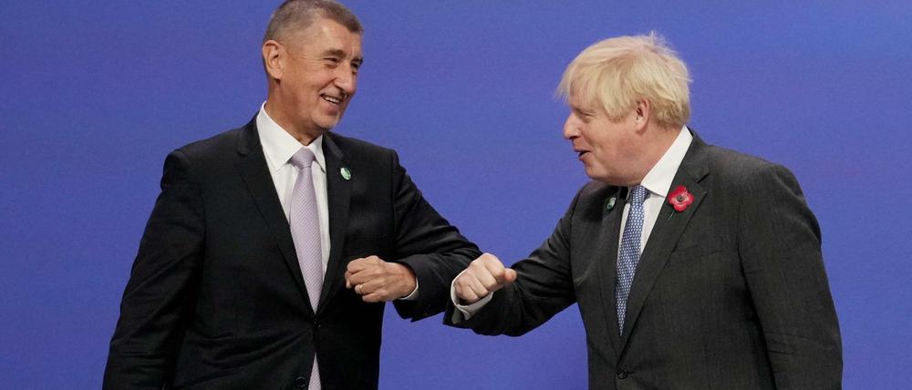 Letzter internationaler Auftritt: Der abgewählte tschechische Regierungschef Andrej Babis wird bei der Klimakonferenz in Glasgow vom britischen Premier Boris Johnson begrüßt.