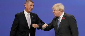 Letzter internationaler Auftritt: Der abgewählte tschechische Regierungschef Andrej Babis wird bei der Klimakonferenz in Glasgow vom britischen Premier Boris Johnson begrüßt.