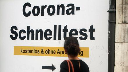 Schriftzug Corona Schnelltest kostenlos und ohne Anmeldung mit Richtungspfeil prangt auf einem zugeklebten Schaufenster in der Innenstadt von München, Bayern, Deutschland *** Writing Corona Schnelltest kostenlos und ohne Anmeldung mit Richtungspfeil emblazoned on a taped-up shop window in downtown Munich, Bavaria, Germany