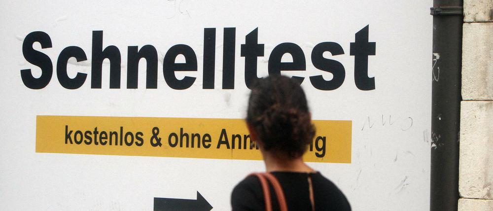Schriftzug Corona Schnelltest kostenlos und ohne Anmeldung mit Richtungspfeil prangt auf einem zugeklebten Schaufenster in der Innenstadt von München, Bayern, Deutschland *** Writing Corona Schnelltest kostenlos und ohne Anmeldung mit Richtungspfeil emblazoned on a taped-up shop window in downtown Munich, Bavaria, Germany