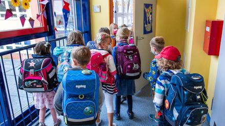 Die Aufhebung der Maskenpflicht in Grundschulen war umstritten. Nun wird sie in Berlin wieder eingeführt.