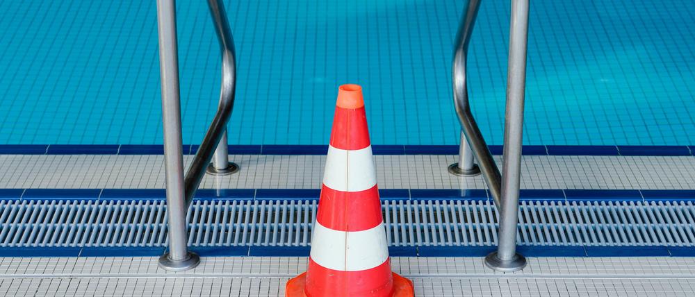 Bauhelm statt Badekappe, Hütchen statt Schwimmflügel.