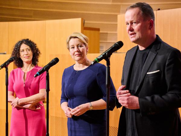 Zwischen altem und neuem Senat: Bettina Jarasch (Grüne, links), Franziska Giffey (SPD) und Klaus Lederer (Linke) bei einer Pressekonferenz zu den Koalitionsgesprächen.