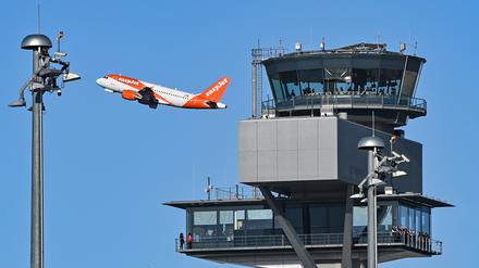 Ein Passagierflugzeug der britischen Fluggesellschaft easyJet startet von der Nordbahn des Hauptstadtflughafens Berlin Brandenburg.