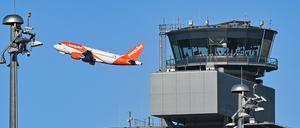 Ein Passagierflugzeug der britischen Fluggesellschaft easyJet startet von der Nordbahn des Hauptstadtflughafens Berlin Brandenburg.