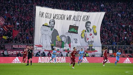  „Für Geld waschen wir alles rein“, stand auf einem großen Transparent, das wenige Minuten nach Anpfiff der zweiten Spielhälfte gezeigt wurde.