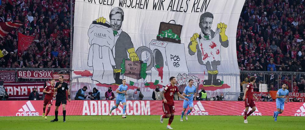 „Für Geld waschen wir alles rein“, stand auf einem großen Transparent, das wenige Minuten nach Anpfiff der zweiten Spielhälfte gezeigt wurde.