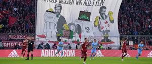  „Für Geld waschen wir alles rein“, stand auf einem großen Transparent, das wenige Minuten nach Anpfiff der zweiten Spielhälfte gezeigt wurde.