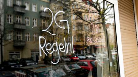 In einer Kneipe in Prenzlauer Berg steht ein Hinweis auf die 2G-Regel, die besagt: Zutritt nur für Geimpfte und Genesene.