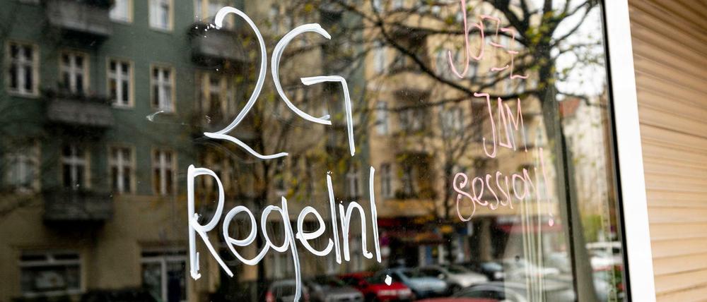 In einer Kneipe in Prenzlauer Berg steht ein Hinweis auf die 2G-Regel, die besagt: Zutritt nur für Geimpfte und Genesene.