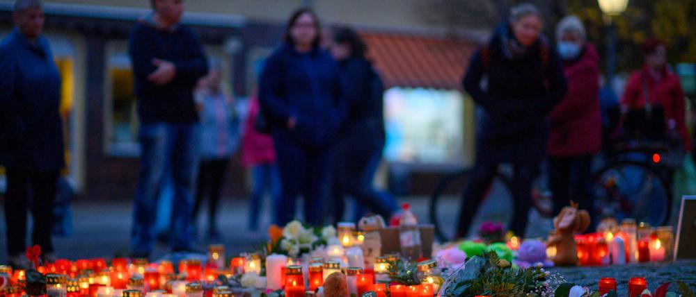 Mit Blumen, Kerzen, Bildern und Stofftieren gedenken Menschen in Aschersleben der getöteten Josefine.