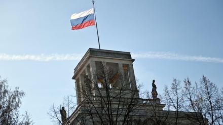 Die russische Flagge weht auf dem Gebäude der russischen Botschaft in Berlin.