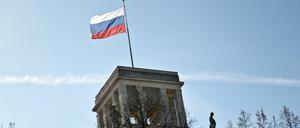 Die russische Flagge weht auf dem Gebäude der russischen Botschaft in Berlin.