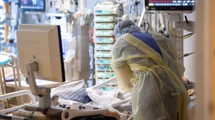 Es gibt immer weniger Pflegekräfte, wodurch schon etwas mehr Intensivpatienten größere Auswirkungen haben können.