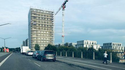 Wächst und wächst - die Wasserstadt: Hier das neue Hochhaus neben der Wasserstadtbrücke.