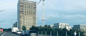 Wächst und wächst - die Wasserstadt: Hier das neue Hochhaus neben der Wasserstadtbrücke.
