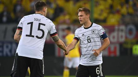 Niklas Süle (rechts) wurde positiv getestet, Joshua Kimmich muss als Kontaktperson in Quarantäne. 