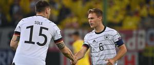 Niklas Süle (rechts) wurde positiv getestet, Joshua Kimmich muss als Kontaktperson in Quarantäne. 