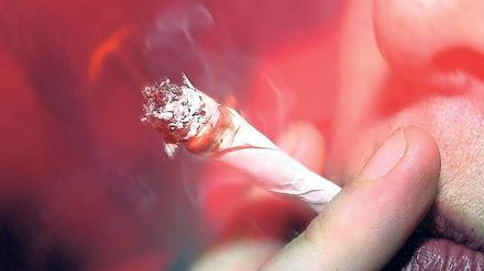 Gesund ist Cannabis-Gebrauch weder für Männer, noch für Frauen. Doch letztere setzen im Fall einer Schwangerschaft auch den Fötus der Droge aus – mit Folgen.